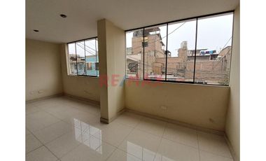 Se Alquila! Casa De 3 Pisos + Cochera En Los Jardines Muy Cerca A La Estacion  Piramide Del Sol -  Sjl