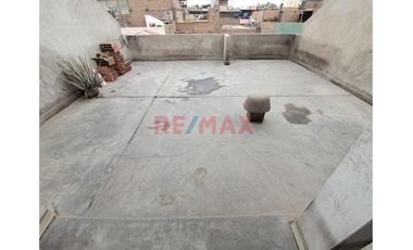 Se Alquila! Casa De 3 Pisos + Cochera En Los Jardines Muy Cerca A La Estacion  Piramide Del Sol -  Sjl