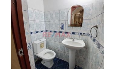 Se Alquila! Casa De 3 Pisos + Cochera En Los Jardines Muy Cerca A La Estacion  Piramide Del Sol -  Sjl
