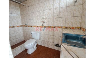 Se Alquila! Casa De 3 Pisos + Cochera En Los Jardines Muy Cerca A La Estacion  Piramide Del Sol -  Sjl