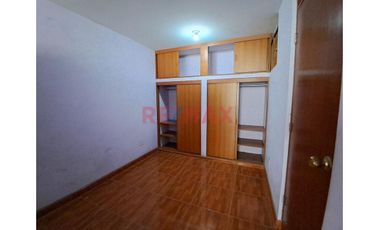 Se Alquila! Casa De 3 Pisos + Cochera En Los Jardines Muy Cerca A La Estacion  Piramide Del Sol -  Sjl