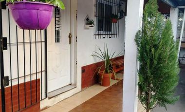 Casa en Ph, al frente con terraza, entrada de Auto y quincho.-Apto Crédito.