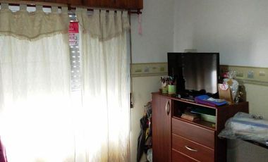 Casa en Ph, al frente con terraza, entrada de Auto y quincho.-Apto Crédito.