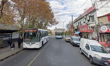 Excelente Local en esquina Frente a Estación San Martín