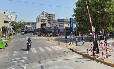Excelente Local en esquina Frente a Estación San Martín