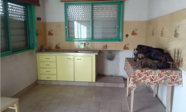 ALBARELLOS 1369, entre Japón y Del Colegio