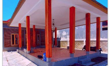 Teras Bentuk Joglo Di Hunian Khas Jawa Kawasan Wisata Candi