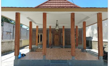 Teras Bentuk Joglo Di Hunian Khas Jawa Kawasan Wisata Candi