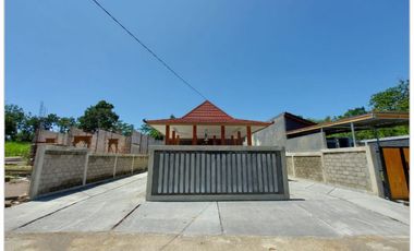 Teras Bentuk Joglo Di Hunian Khas Jawa Kawasan Wisata Candi