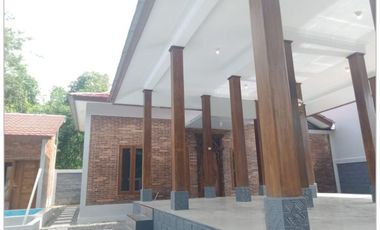 Teras Bentuk Joglo Di Hunian Khas Jawa Kawasan Wisata Candi