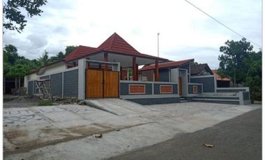 Teras Bentuk Joglo Di Hunian Khas Jawa Kawasan Wisata Candi