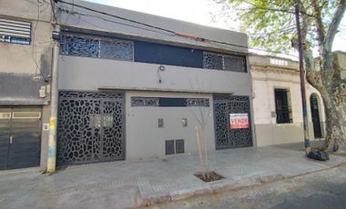 VENTA - ARROYITO - Lenzoni 1100. Dúplex de 2 dormitorios con cochera y patio a estrenar.