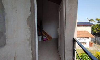 EXCELENTE PH PLANTA ALTA A ESTRENAR CON ENTREPISO, HABITACIÓN, COCINA COMEDOR Y BAÑO COMPLETO CON DUCHA.