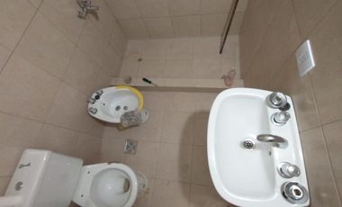 EXCELENTE PH PLANTA ALTA A ESTRENAR CON ENTREPISO, HABITACIÓN, COCINA COMEDOR Y BAÑO COMPLETO CON DUCHA.