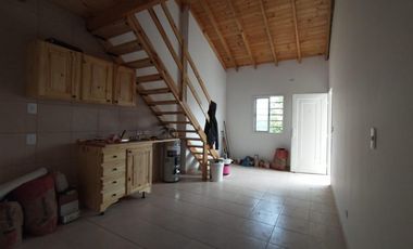 EXCELENTE PH PLANTA ALTA A ESTRENAR CON ENTREPISO, HABITACIÓN, COCINA COMEDOR Y BAÑO COMPLETO CON DUCHA.