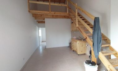 EXCELENTE PH PLANTA ALTA A ESTRENAR CON ENTREPISO, HABITACIÓN, COCINA COMEDOR Y BAÑO COMPLETO CON DUCHA.