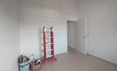 EXCELENTE PH PLANTA ALTA A ESTRENAR CON ENTREPISO, HABITACIÓN, COCINA COMEDOR Y BAÑO COMPLETO CON DUCHA.