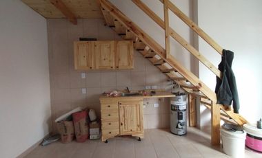 EXCELENTE PH PLANTA ALTA A ESTRENAR CON ENTREPISO, HABITACIÓN, COCINA COMEDOR Y BAÑO COMPLETO CON DUCHA.