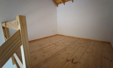EXCELENTE PH PLANTA ALTA A ESTRENAR CON ENTREPISO, HABITACIÓN, COCINA COMEDOR Y BAÑO COMPLETO CON DUCHA.