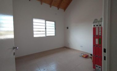 EXCELENTE PH PLANTA ALTA A ESTRENAR CON ENTREPISO, HABITACIÓN, COCINA COMEDOR Y BAÑO COMPLETO CON DUCHA.