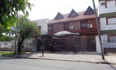 EXCELENTE TRIPLEX CON DETALLES DE CATEGORÍA.