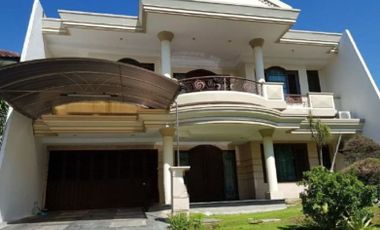 Rumah Villa Royal Pakuwon City , Hadap Utara, Strategis