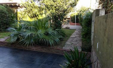 CASA EN LOTE PROPIO AL FRENTE