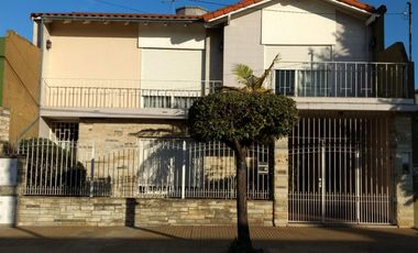 CASA EN LOTE PROPIO AL FRENTE