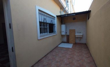 EXCELENTE DEPARTAMENTOS DE 2 AMBIENTES AMPLIOS EN PLANTA BAJA CON PATIO Y LAVADERO.