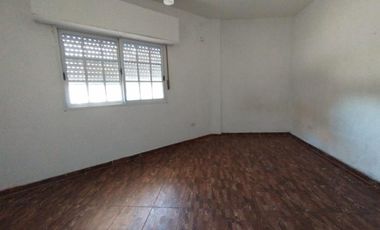 EXCELENTE DEPARTAMENTOS DE 2 AMBIENTES AMPLIOS EN PLANTA BAJA CON PATIO Y LAVADERO.