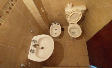 EXCELENTE DEPARTAMENTOS DE 2 AMBIENTES AMPLIOS EN PLANTA BAJA CON PATIO Y LAVADERO.
