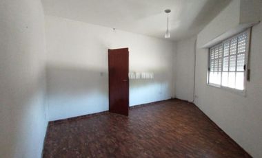 EXCELENTE DEPARTAMENTOS DE 2 AMBIENTES AMPLIOS EN PLANTA BAJA CON PATIO Y LAVADERO.