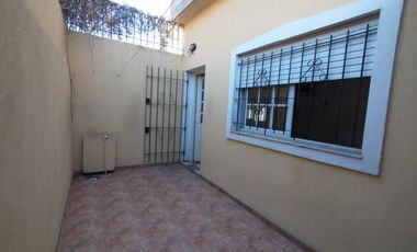 EXCELENTE DEPARTAMENTOS DE 2 AMBIENTES AMPLIOS EN PLANTA BAJA CON PATIO Y LAVADERO.