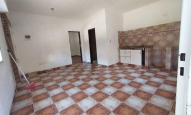 EXCELENTE DEPARTAMENTOS DE 2 AMBIENTES AMPLIOS EN PLANTA BAJA CON PATIO Y LAVADERO.