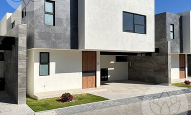 Venta de casa nueva en Metepec, 4 habitaciones, estacionamiento techado y amenidades
