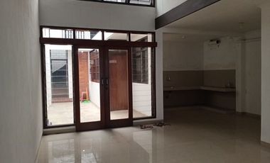 Di Sewakan Rumah 4 Kamar Lokasi Strategis di Jl. Sumber Asih Bandung