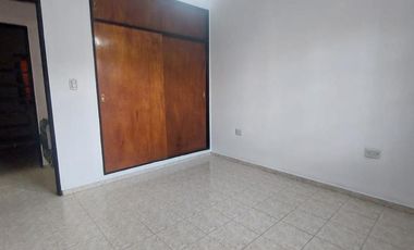 Casa en  Marques de Sobremonte 3 dormitorios, 1 baño, cochera, impecable