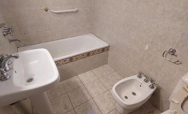 Casa en  Marques de Sobremonte 3 dormitorios, 1 baño, cochera, impecable