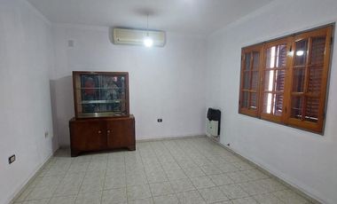 Casa en  Marques de Sobremonte 3 dormitorios, 1 baño, cochera, impecable