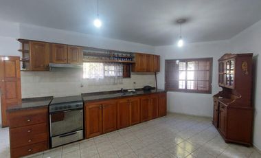 Casa en  Marques de Sobremonte 3 dormitorios, 1 baño, cochera, impecable