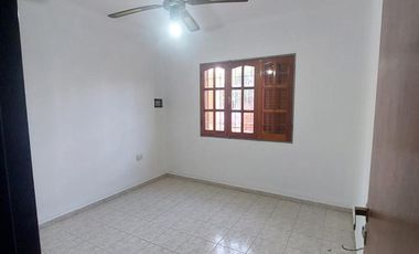 Casa en  Marques de Sobremonte 3 dormitorios, 1 baño, cochera, impecable