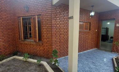 Casa en  Marques de Sobremonte 3 dormitorios, 1 baño, cochera, impecable