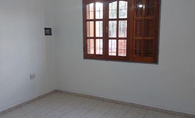 Casa en  Marques de Sobremonte 3 dormitorios, 1 baño, cochera, impecable