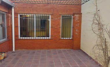 Casa en  Marques de Sobremonte 3 dormitorios, 1 baño, cochera, impecable