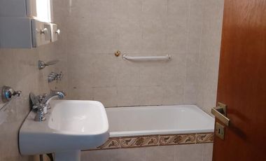 Casa en  Marques de Sobremonte 3 dormitorios, 1 baño, cochera, impecable