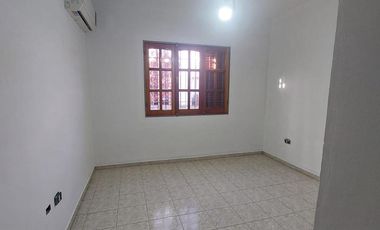 Casa en  Marques de Sobremonte 3 dormitorios, 1 baño, cochera, impecable