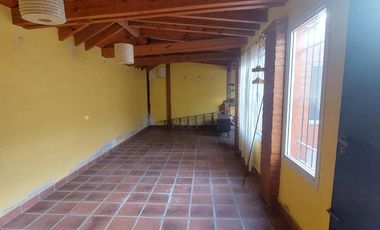 Casa en  Marques de Sobremonte 3 dormitorios, 1 baño, cochera, impecable