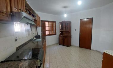 Casa en  Marques de Sobremonte 3 dormitorios, 1 baño, cochera, impecable