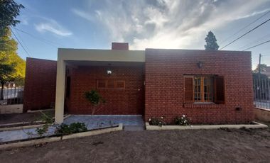 Casa en  Marques de Sobremonte 3 dormitorios, 1 baño, cochera, impecable