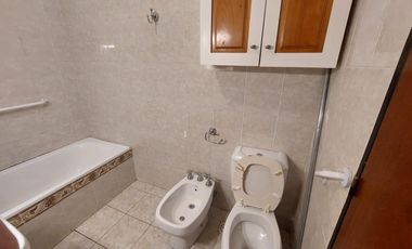 Casa en  Marques de Sobremonte 3 dormitorios, 1 baño, cochera, impecable